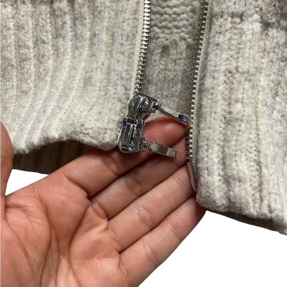 Hollister - Picture 9 of 15